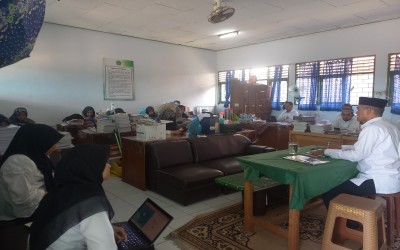 Kepala MIN 28 Hulu Sungai Utara Sosialisasikan Persyaratan Baru Pencairan TPG untuk Tahun 2025